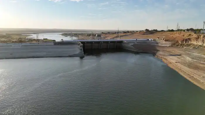 Работы по строительству соединяющих каналов для сброса изолированных водных масс в Шардаринское водохранилище ведутся в Туркестанской области (7)