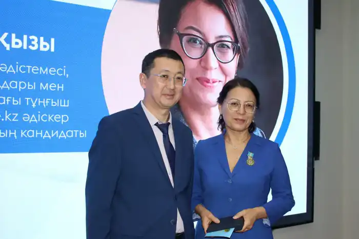 Вручены нагрудные знаки «Ахмет Байтұрсынұлы» и «Ана тілін дамытуға қосқан үлесі үшін» (9)