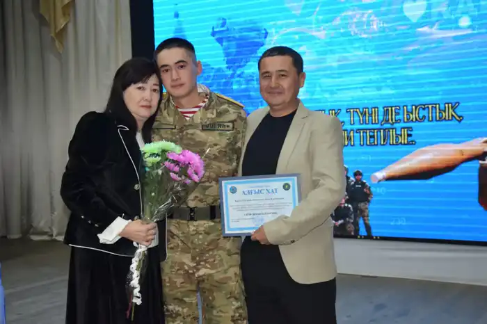 Сюрприз на сцене: военнослужащие Национальной гвардии приготовили для родителей трогательный подарок (4)