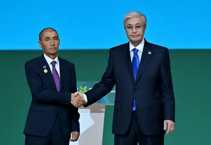 Касым-Жомарт Токаев вручил государственные награды работникам сельского хозяйства (3)