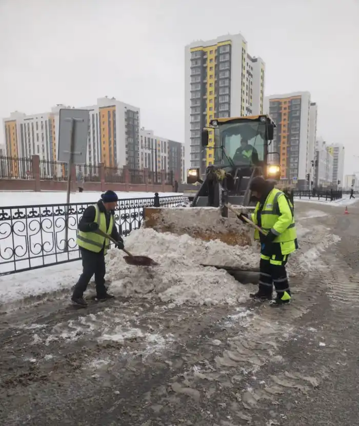 Порядка 3000 дорожных рабочих вышли на уборку снега в Астане (5)