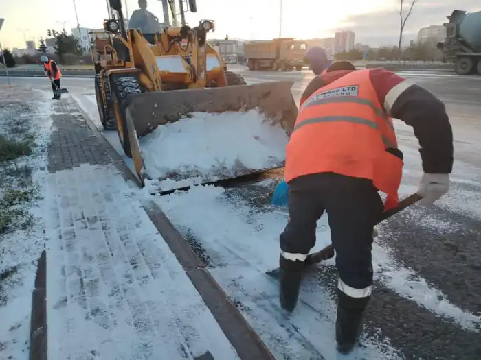 Более 2 700 дорожных рабочих заняты в снегоуборочных работах в Астане (7)