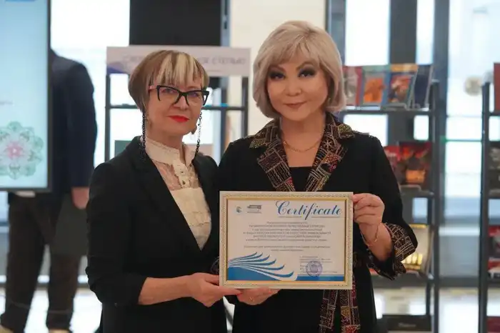 Делегация Северо-Казахстанской области во главе с Гауезом Нурмухамбетовым возложила цветы к памятнику великому казахскому писателю и мыслителю Абаю в городе Казань (7)