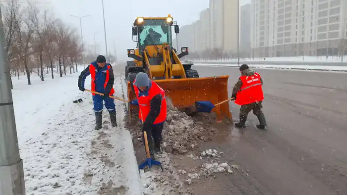 Почти 3 000 коммунальщиков вышли на уборку снега в Астане (2)