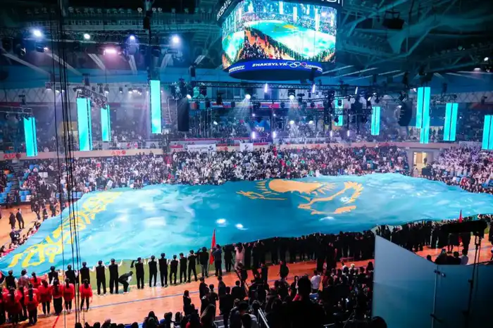 В Астане раскрыли самый большой флаг «Закон и порядок» на посвящении в студенты (8)