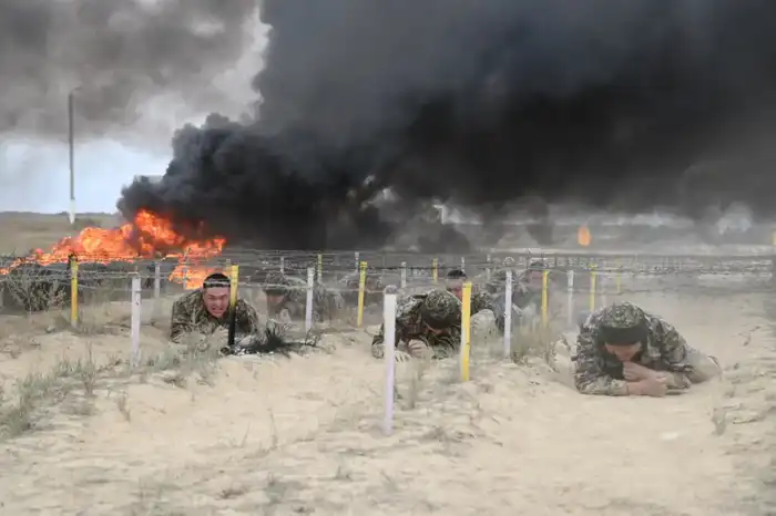 В Актауском гарнизоне более шестисот морских пехотинцев прошли обкатку танком (6)