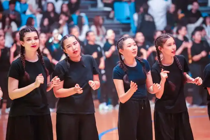 В Астане раскрыли самый большой флаг «Закон и порядок» на посвящении в студенты (10)