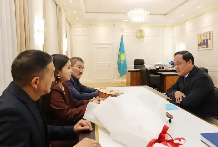 Ербол Карашукеев встретился с победительницей республиканского айтыса Инжу Жанабай (2)