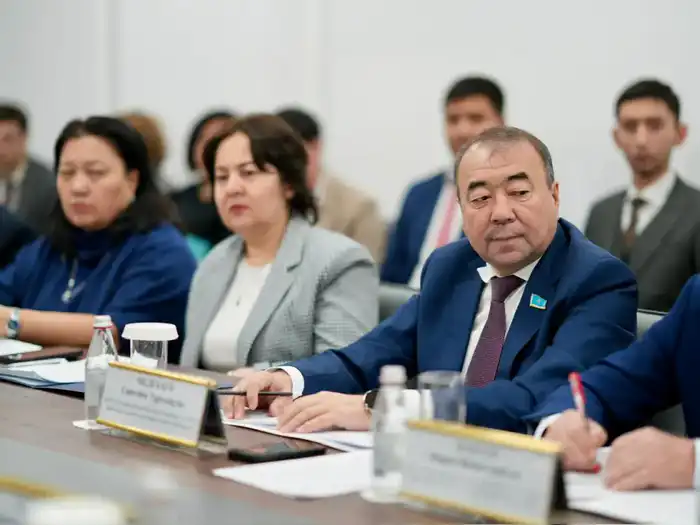 В Центре судебных экспертиз состоялась встреча Министра юстиции Ерлана Сарсембаева с депутатами Сената Парламента РК по вопросу развития судебно-экспертной деятельности и повышения качества экспертных услуг (2)