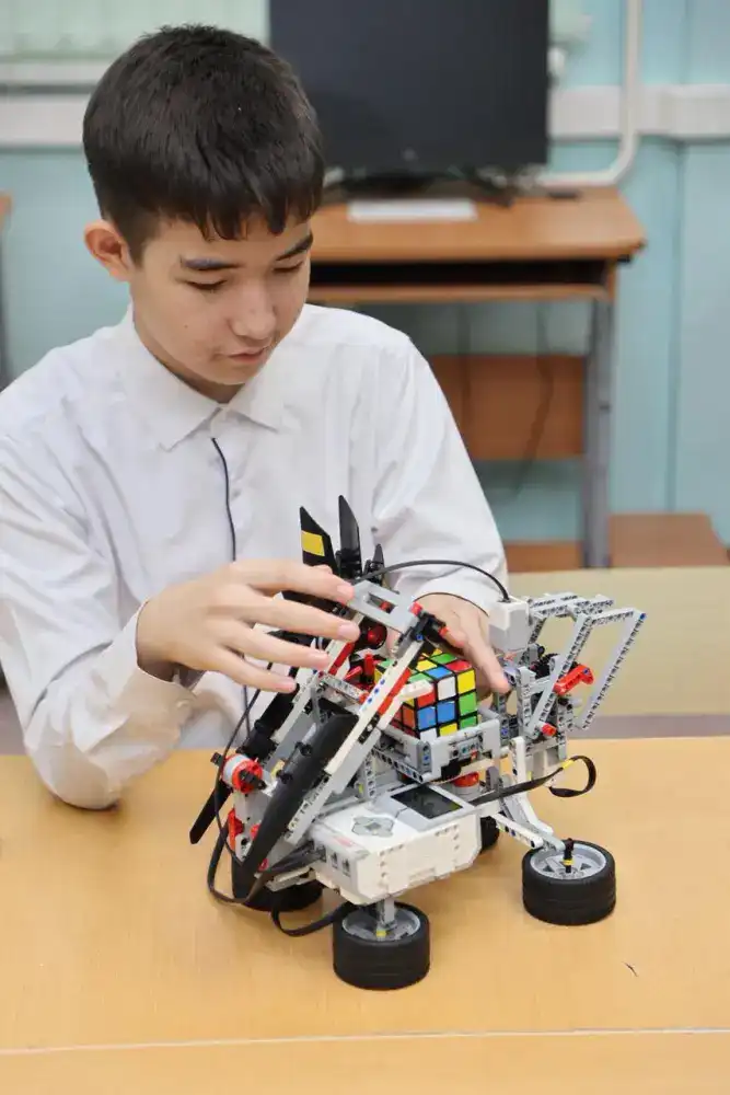 В Астане школьник создал умного робота, который собирает кубик Рубика за одну минуту (4)
