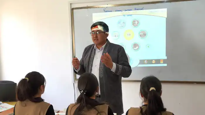 ТРОЙНЯШКИ ИЗ АЗЕРБАЙДЖАНА И ДВОЙНЯШКИ ИЗ КЫРГЫЗСТАНА ИЗУЧАЮТ КАЗАХСКИЙ ЯЗЫК В ТУРКЕСТАНЕ (7)