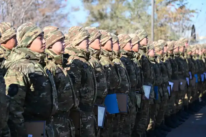 В Актауском гарнизоне свыше 200 солдат простились с Боевым знаменем (2)