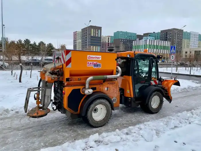 Мокрый снег и дождь: тысячи коммунальщиков заняты в снегоуборочных работах в Астане (4)