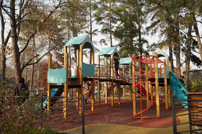 В Медеуском районе Алматы обновляют 60 дворов (3)