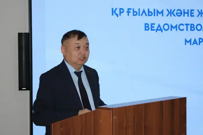 Вручены нагрудные знаки «Ахмет Байтұрсынұлы» и «Ана тілін дамытуға қосқан үлесі үшін» (2)