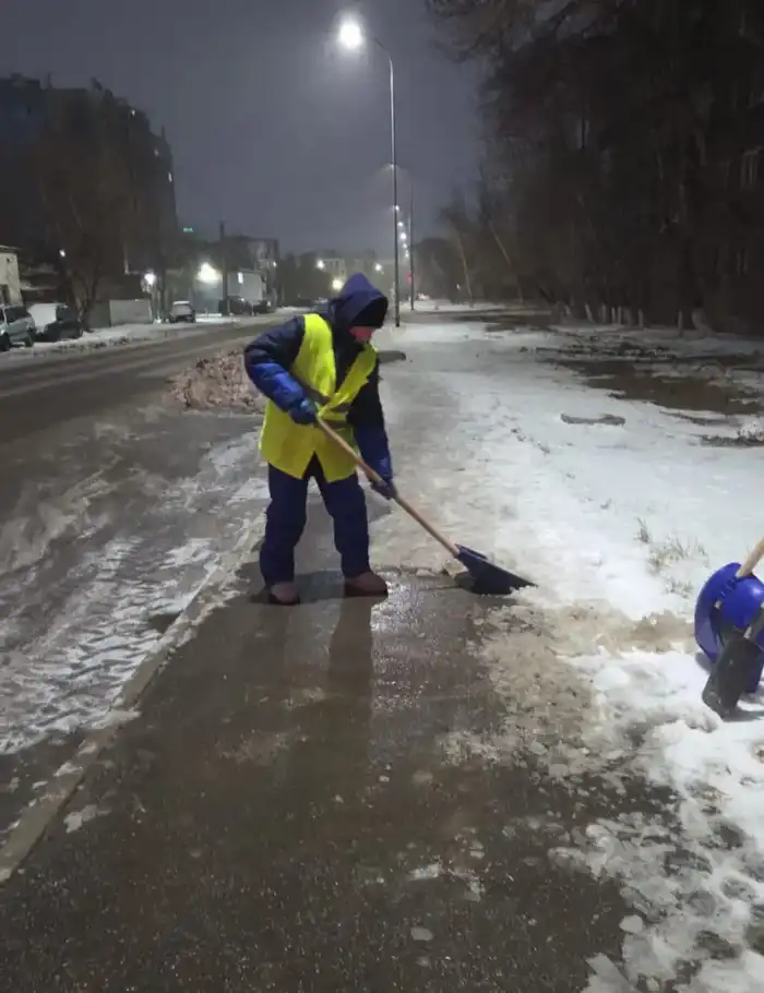 Более 700 единиц спецтехники задействуют в снегоуборочных работах ночью в Астане (2)