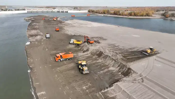 60 тыс. кубометров песка и гравия извлечены из Коксарайского контррегулятора для улучшения подачи воды в Кызылординскую область (4)