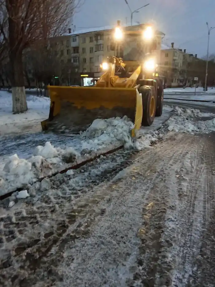 Более тысячи единиц спецтехники задействуют в снегоуборке ночью в Астане (4)
