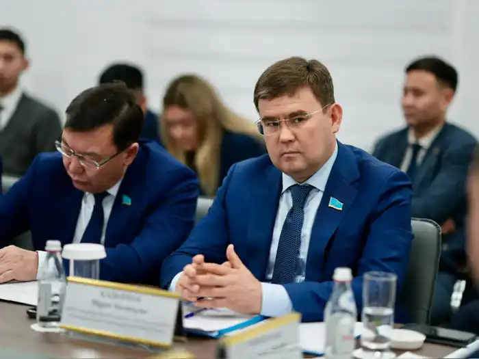 В Центре судебных экспертиз состоялась встреча Министра юстиции Ерлана Сарсембаева с депутатами Сената Парламента РК по вопросу развития судебно-экспертной деятельности и повышения качества экспертных услуг (3)