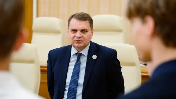 Конституционный Суд организовал тематическую экскурсию для учащихся Экономического лицея Астаны (2)