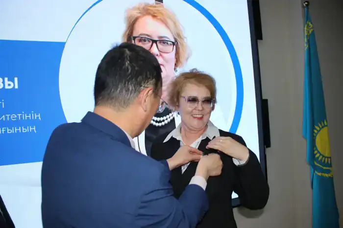 Вручены нагрудные знаки «Ахмет Байтұрсынұлы» и «Ана тілін дамытуға қосқан үлесі үшін» (8)