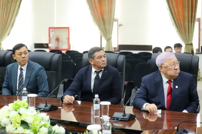 Айдарбек Сапаров вручил лучшим представителям АПК Шымкента государственные награды (4)