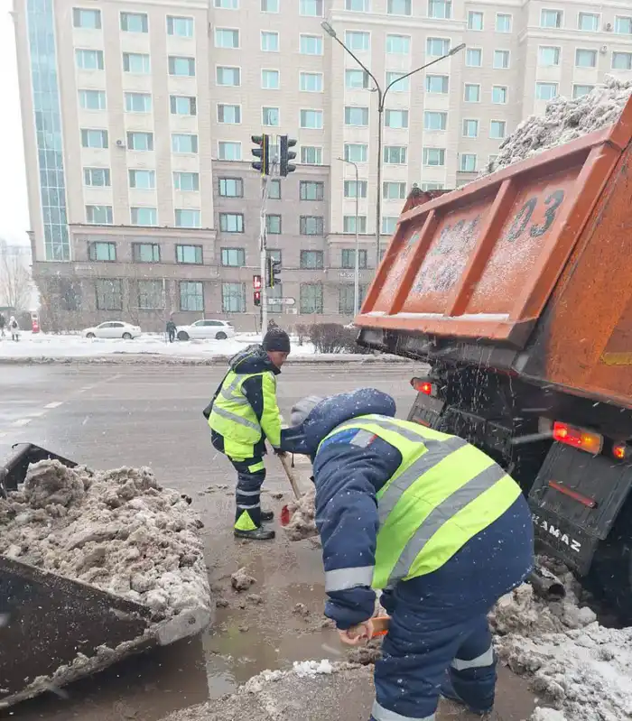 Почти 3 000 дорожных рабочих вышли на снегоуборочные работы в Астане (2)