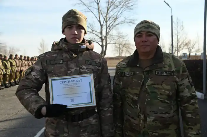 Двенадцать военнослужащих срочной службы получили гранты на обучение в вузе (3)