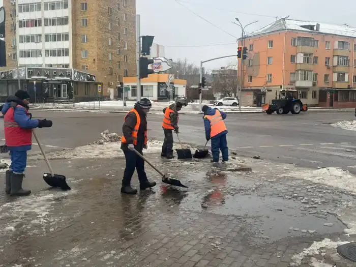 Почти 3 000 коммунальщиков задействованы в работах по уборке снега и наледи в столице (4)