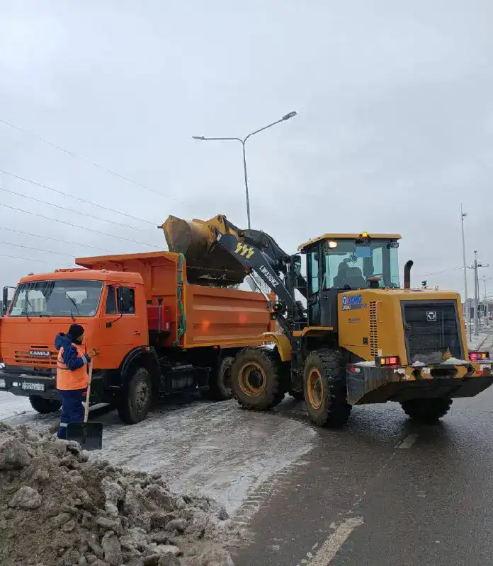 Около 3000 дорожных рабочих вышли на уборку снега с утра в Астане (6)