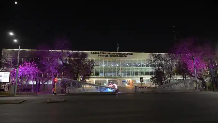 Дархан Сатыбалды осмотрел объекты вечерней подсветки (3)