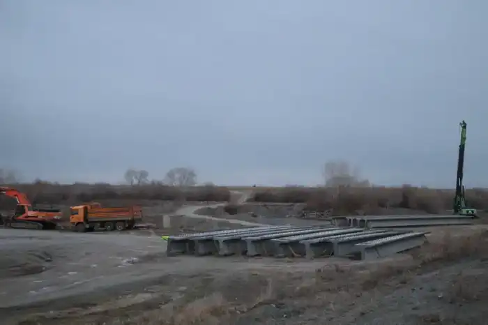 В Кокпектинском районе реконструируют мост, ведущий в село Тассай (2)