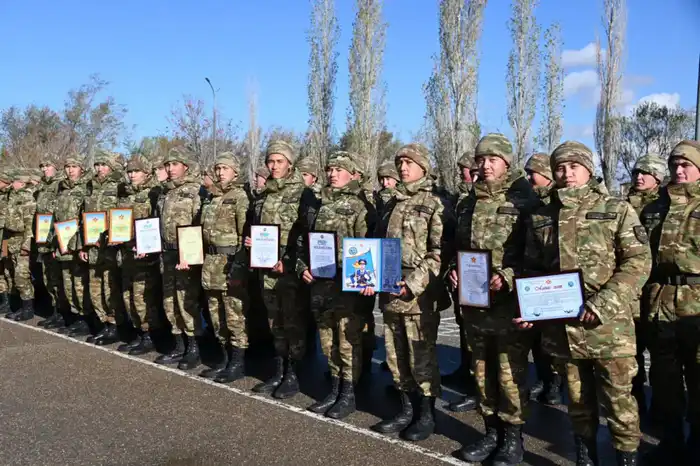 В Актауском гарнизоне свыше 200 солдат простились с Боевым знаменем (5)