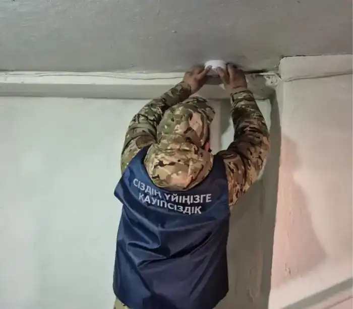 Спасатели МЧС проводят месячник пожарной безопасности в жилом секторе (4)