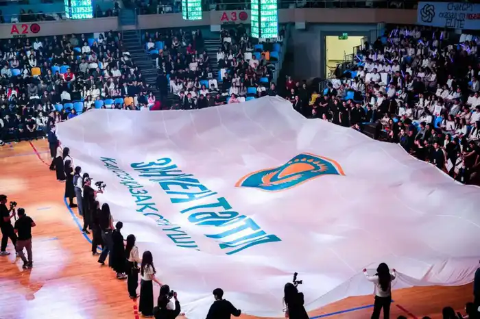 В Астане раскрыли самый большой флаг «Закон и порядок» на посвящении в студенты (3)