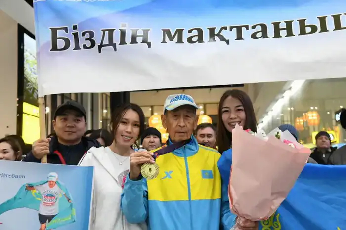 Пробежал 42 километра в 80 лет: казахстанский аксакал, участвовавший в Нью-Йоркском марафоне, вернулся в страну (5)