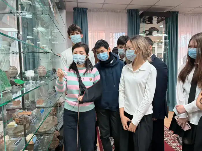 Столичные школьники открыли для себя мир минералов и ценности государственной службы (5)