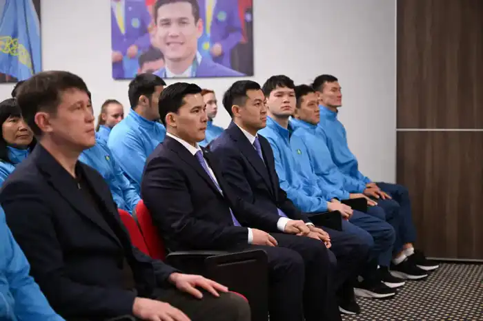 Ербол Мырзабосынов вручил Государственный флаг Казахстана национальной сборной в преддверии XXV Сурдлимпийских игр (6)