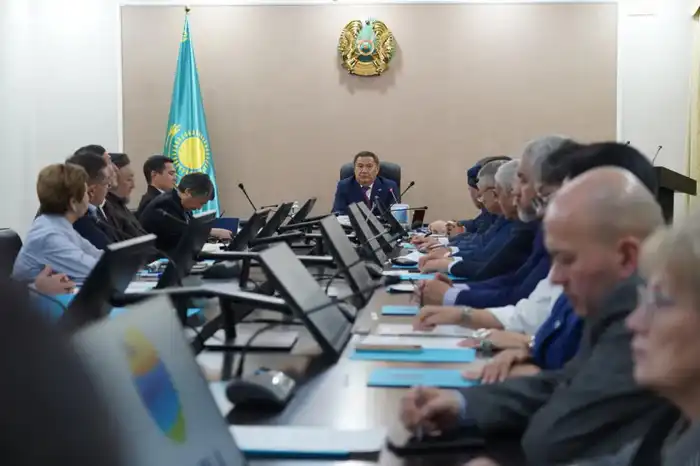 Аким Акмолинской области Марат Ахметжанов встретился с членами общественного совета (3)