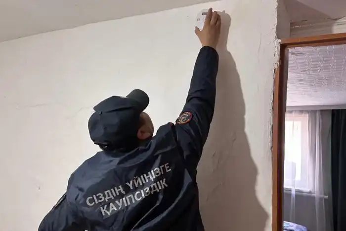 Спасатели МЧС проводят месячник пожарной безопасности в жилом секторе (5)