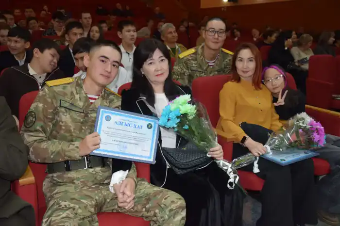 Сюрприз на сцене: военнослужащие Национальной гвардии приготовили для родителей трогательный подарок (3)