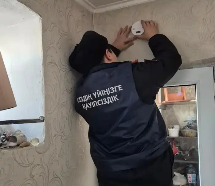 Спасатели МЧС проводят месячник пожарной безопасности в жилом секторе (6)