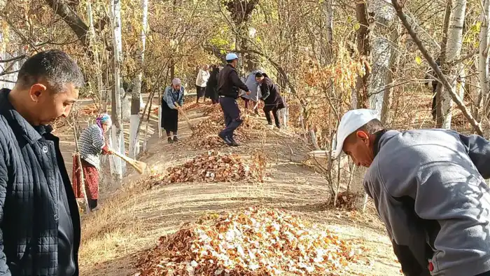 ТУРКЕСТАН: В ЖЕТЫСАЕ ОКОЛО 2 ТЫСЯЧ ЖИТЕЛЕЙ ПРИНЯЛИ УЧАСТИЕ В СУББОТНИК И СОБРАЛИ 18 ТОНН МУСОРА (3)