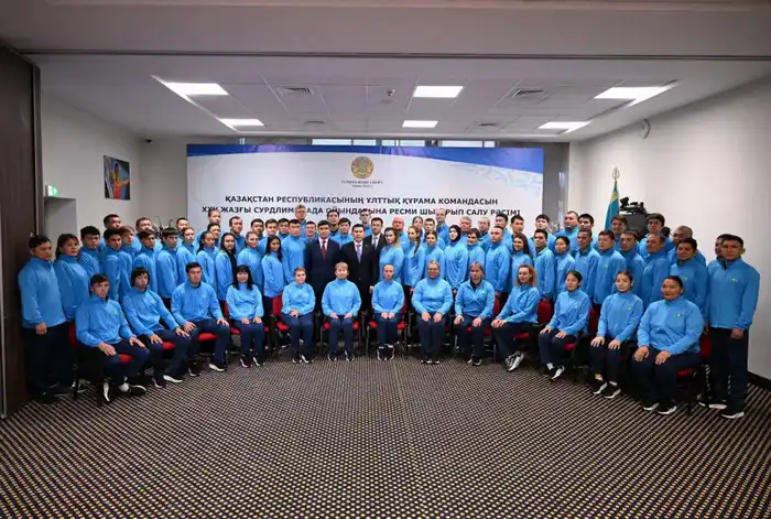 Ербол Мырзабосынов вручил Государственный флаг Казахстана национальной сборной в преддверии XXV Сурдлимпийских игр (3)