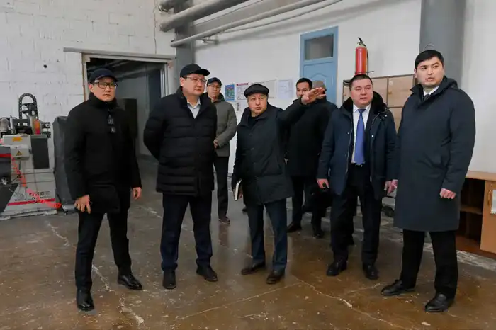 Аким области посетил предприятие по производству корпусной мебели (3)