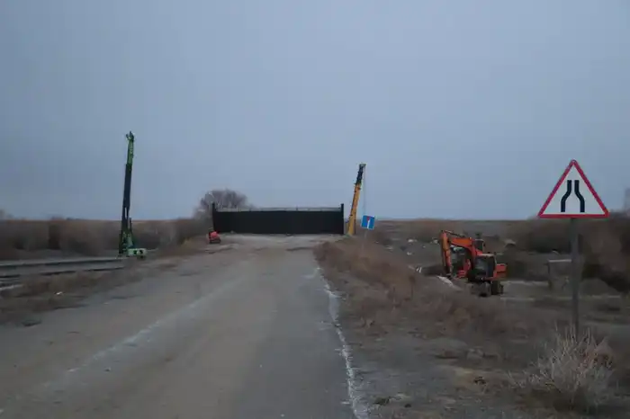 В Кокпектинском районе реконструируют мост, ведущий в село Тассай (4)
