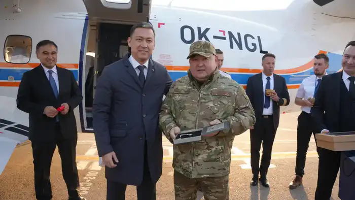 В Шымкенте встретили третий самолет L-410 для МЧС Казахстана (6)