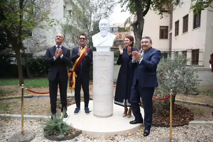 В Риме установлен бюст Абая (5)