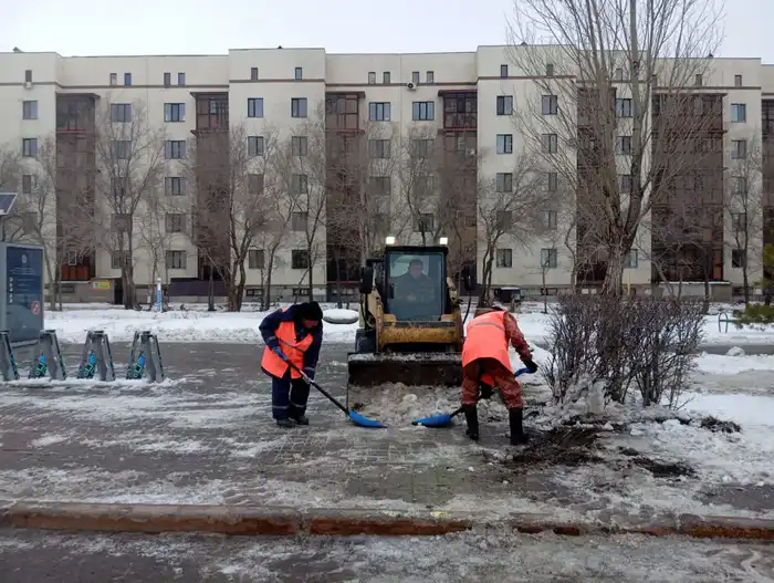 Более тысячи единиц спецтехники задействуют в уборке снега ночью в Астане (3)