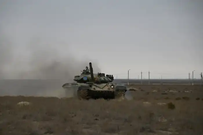 В Актауском гарнизоне более шестисот морских пехотинцев прошли обкатку танком (7)